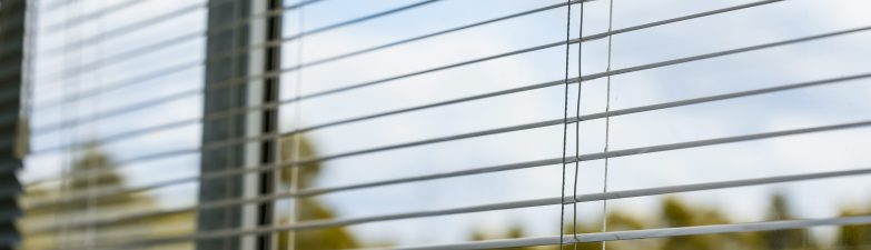 Jak wybrać elementy montażowe do osłon okiennych?